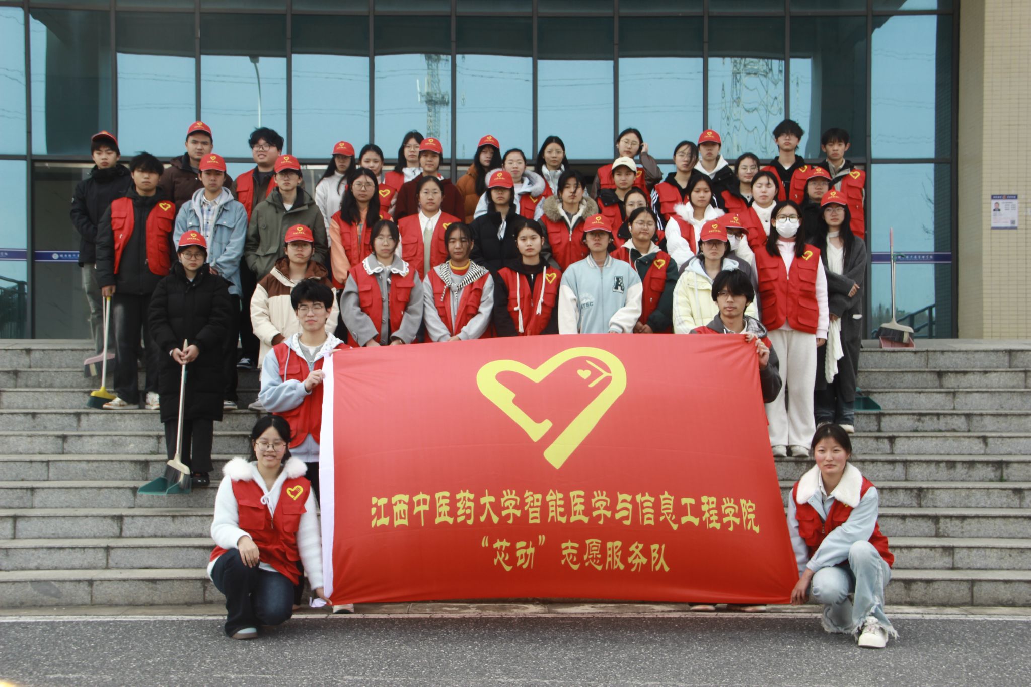 智能医学与信息工程学院开展“传承雷锋精神，共建文明校园”志愿服务活动